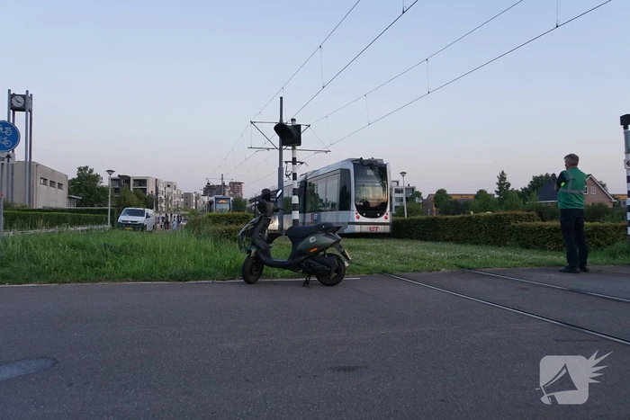 Scooterrijder zwaargewond bij aanrijding met tram