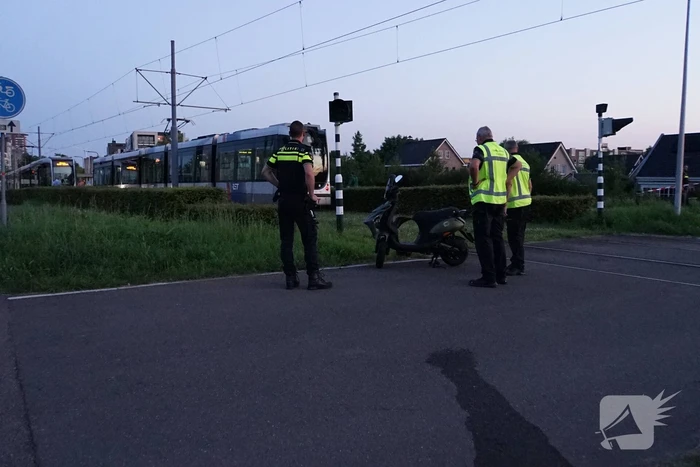 Scooterrijder zwaargewond bij aanrijding met tram