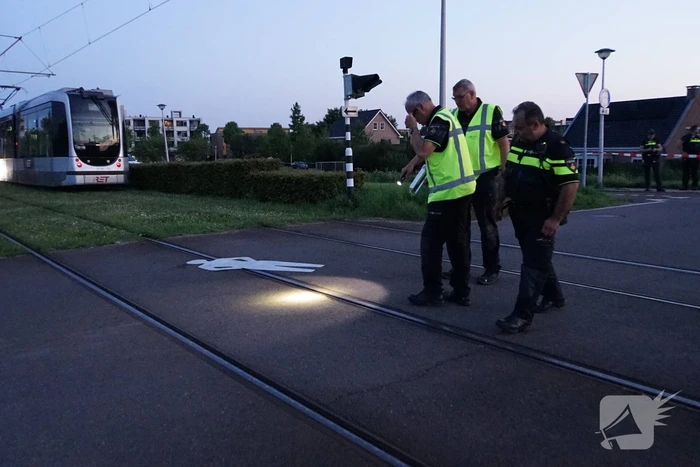 Scooterrijder zwaargewond bij aanrijding met tram