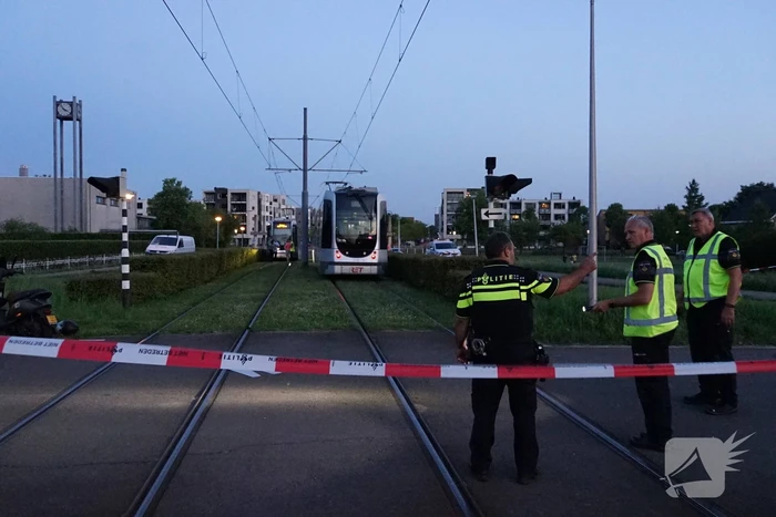 Scooterrijder zwaargewond bij aanrijding met tram