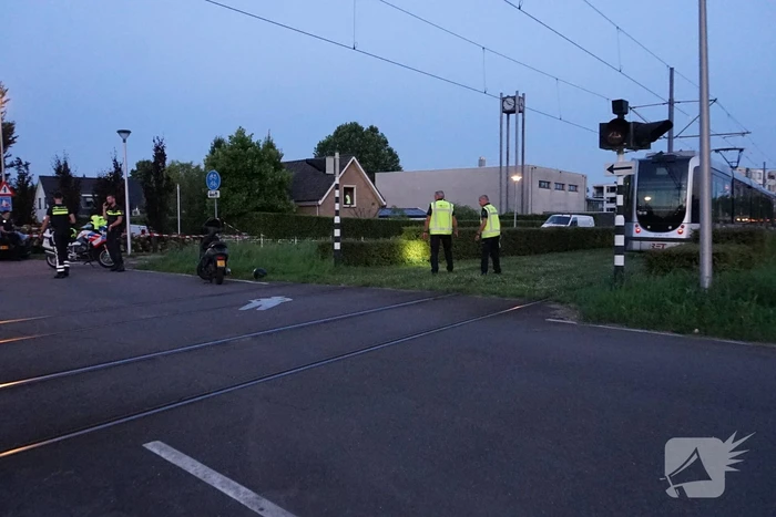 Scooterrijder zwaargewond bij aanrijding met tram