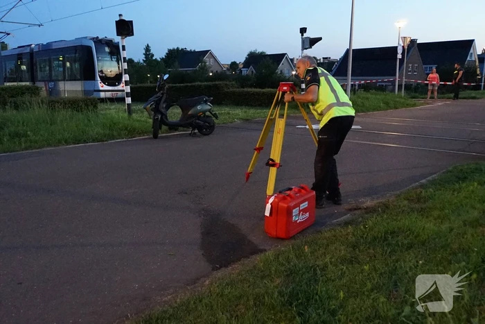 Scooterrijder zwaargewond bij aanrijding met tram