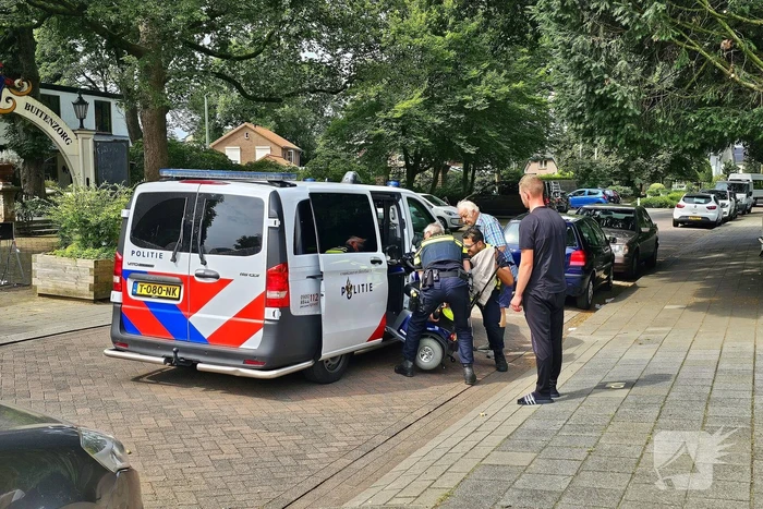Persoon op scootmobiel ten val