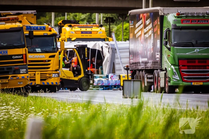 Snelweg dicht door gekantelde vrachtwagen