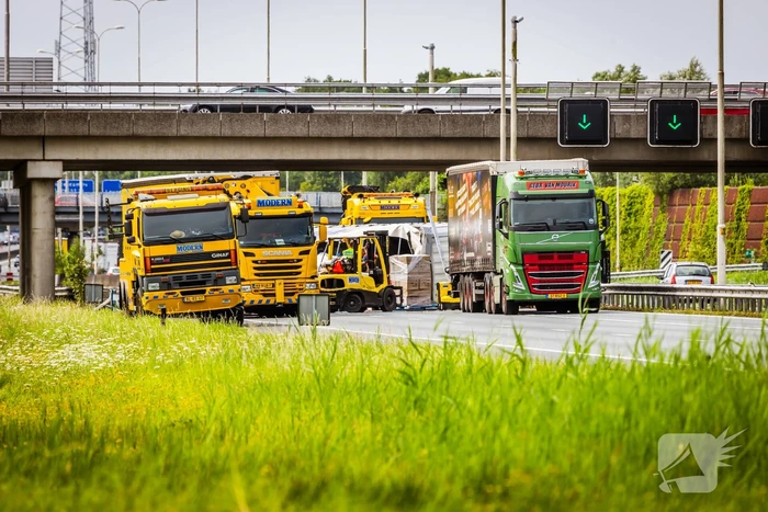 Snelweg dicht door gekantelde vrachtwagen