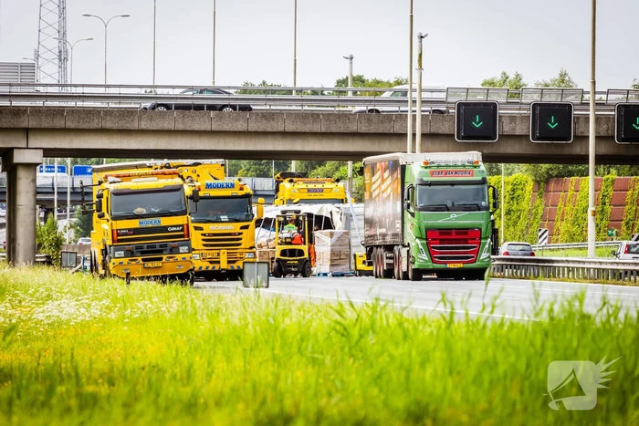 Snelweg dicht door gekantelde vrachtwagen