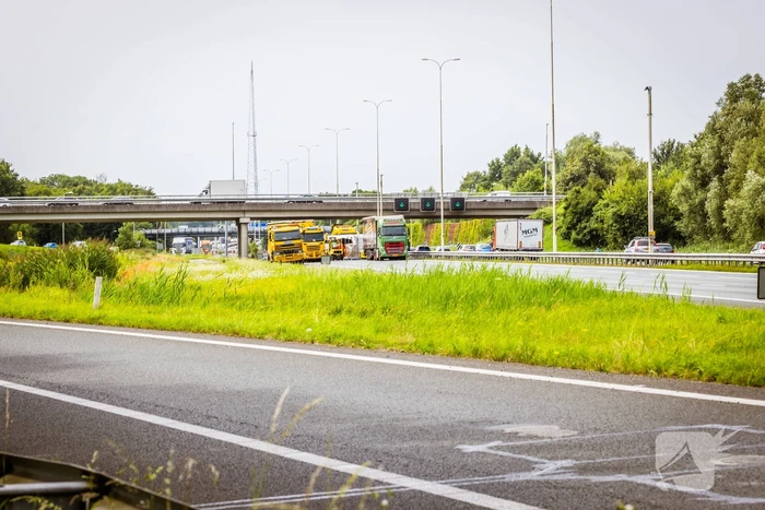Snelweg dicht door gekantelde vrachtwagen
