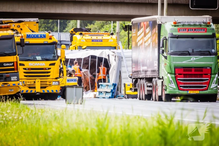 Snelweg dicht door gekantelde vrachtwagen