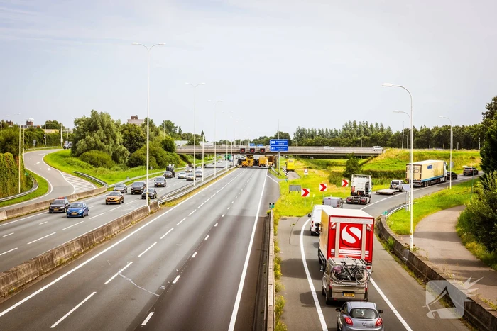 Snelweg dicht door gekantelde vrachtwagen
