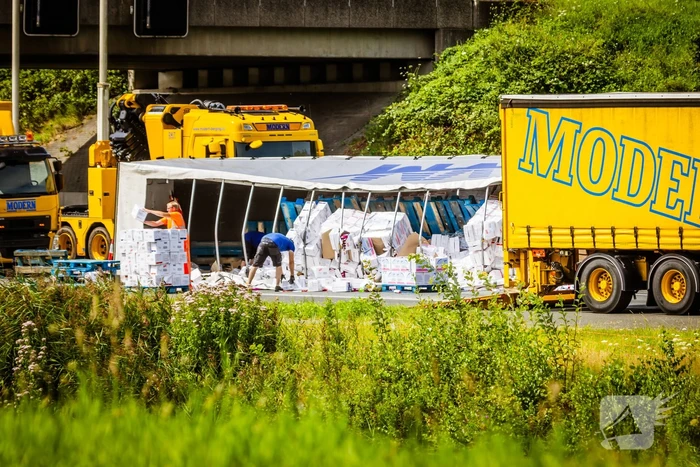 Snelweg dicht door gekantelde vrachtwagen