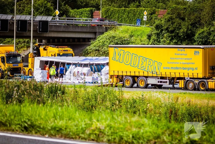 Snelweg dicht door gekantelde vrachtwagen