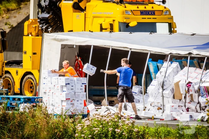 Snelweg dicht door gekantelde vrachtwagen