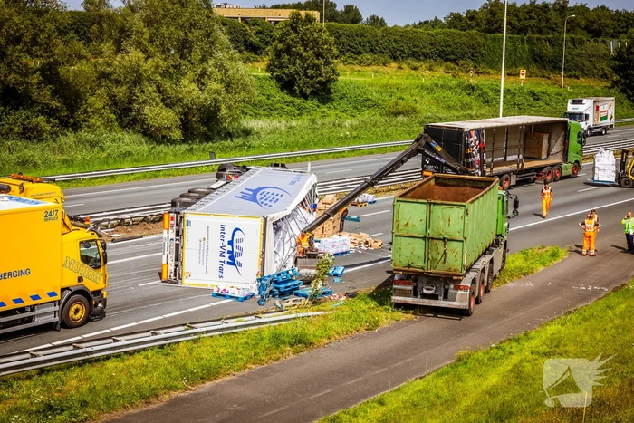 Snelweg dicht door gekantelde vrachtwagen