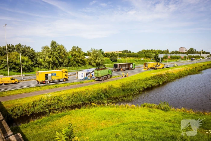 Snelweg dicht door gekantelde vrachtwagen