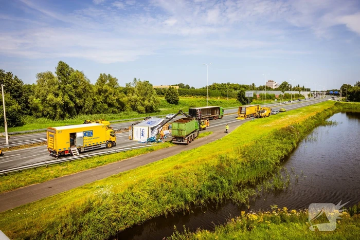 Snelweg dicht door gekantelde vrachtwagen