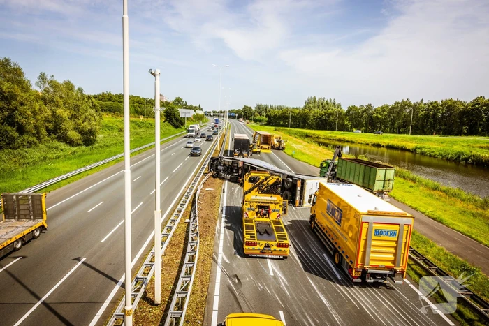 Snelweg dicht door gekantelde vrachtwagen