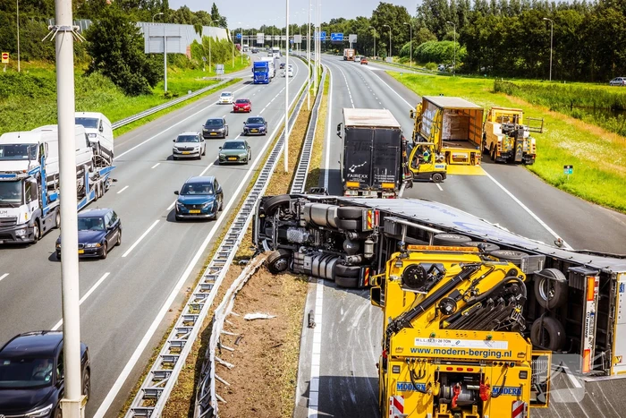 Snelweg dicht door gekantelde vrachtwagen