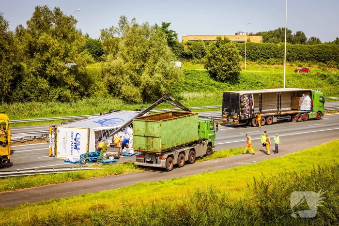 Snelweg dicht door gekantelde vrachtwagen