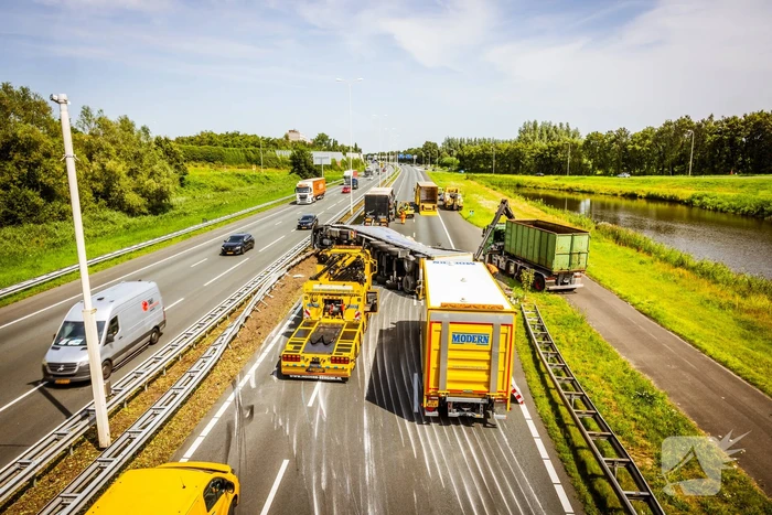 Snelweg dicht door gekantelde vrachtwagen
