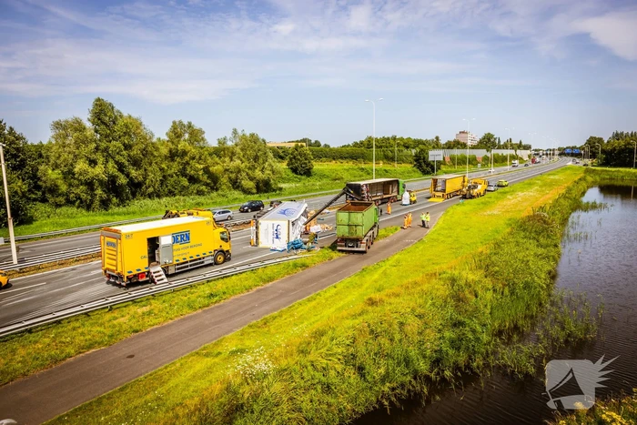 Snelweg dicht door gekantelde vrachtwagen