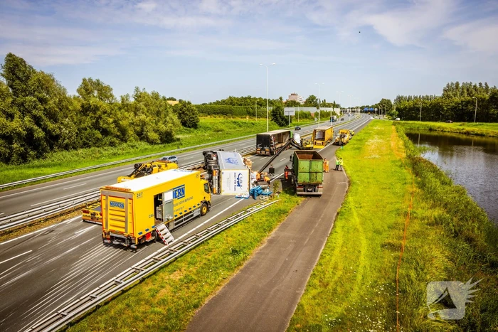 Snelweg dicht door gekantelde vrachtwagen