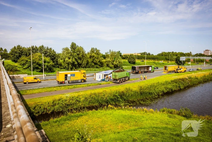 Snelweg dicht door gekantelde vrachtwagen