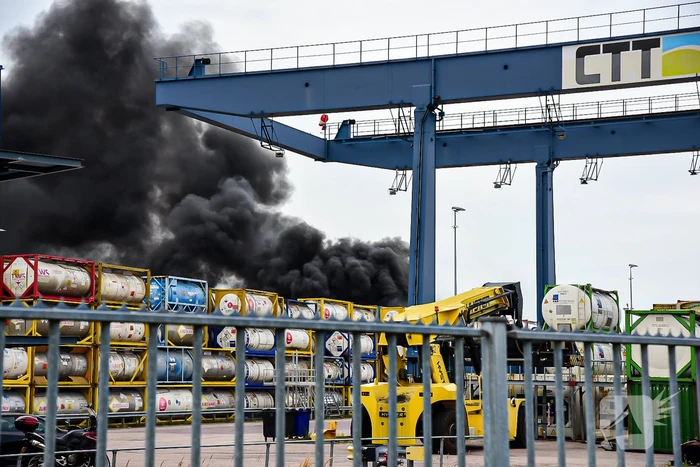 Veel rookontwikkeling bij grote brand bij Reachtracker
