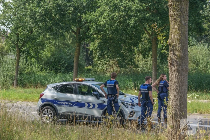 Fietser en automobilist met elkaar in botsing op rotonde