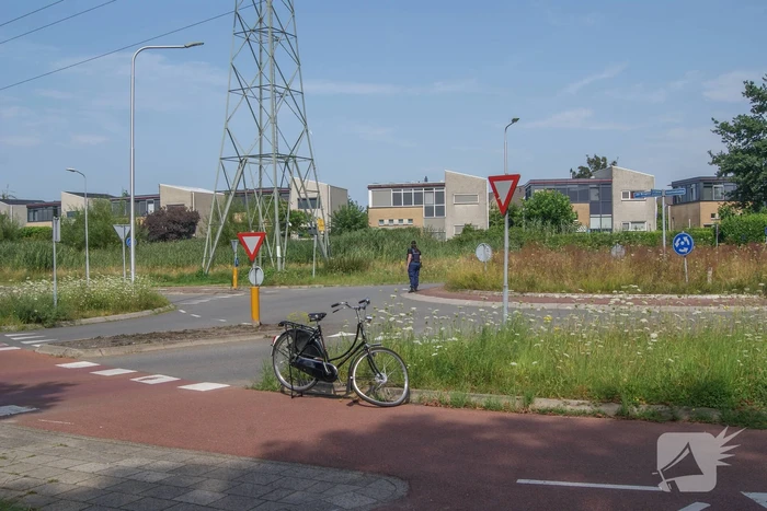 Fietser en automobilist met elkaar in botsing op rotonde