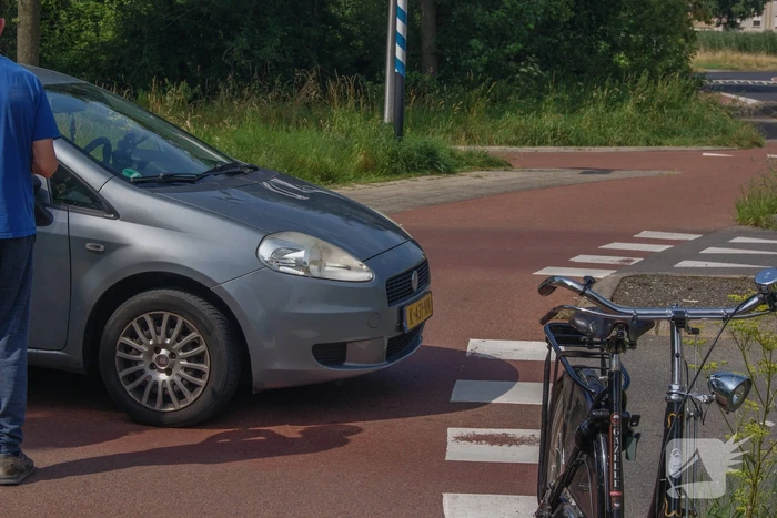 Fietser en automobilist met elkaar in botsing op rotonde