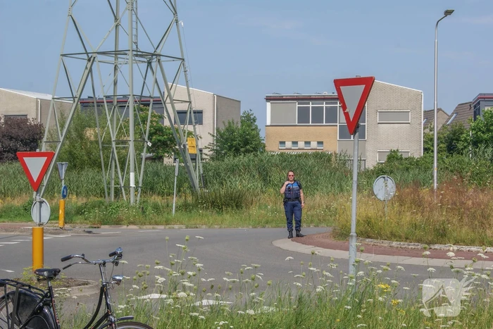 Fietser en automobilist met elkaar in botsing op rotonde