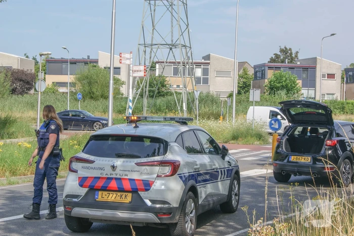 Fietser en automobilist met elkaar in botsing op rotonde