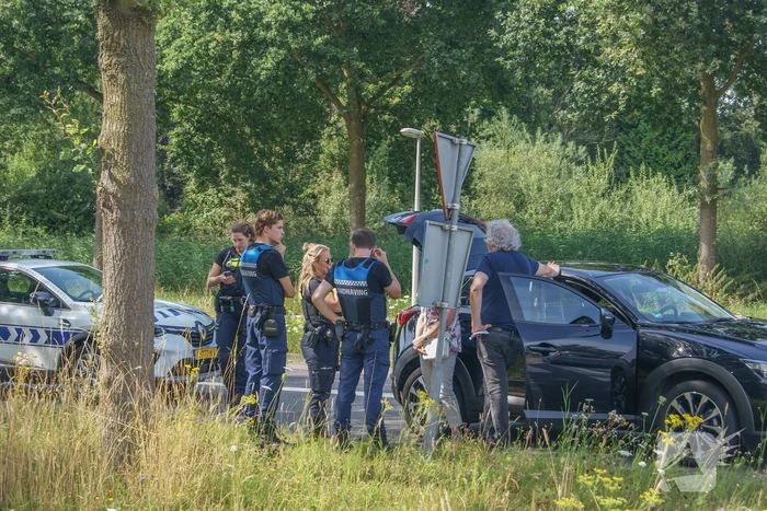 Fietser en automobilist met elkaar in botsing op rotonde