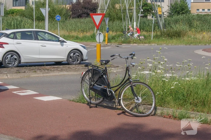 Fietser en automobilist met elkaar in botsing op rotonde