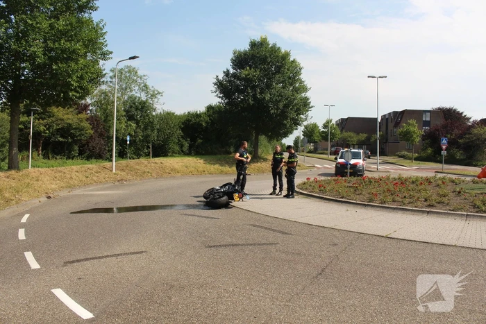 Motorrijder onderuit na aanrijding met automobilist