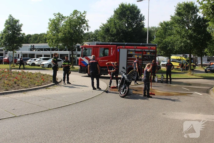 Motorrijder onderuit na aanrijding met automobilist