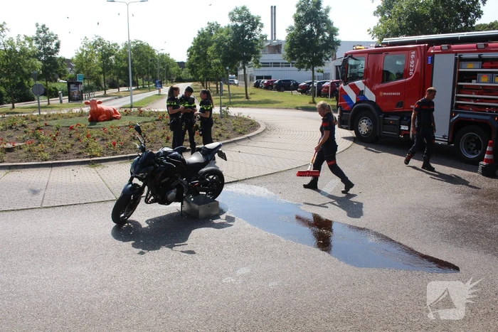 Motorrijder onderuit na aanrijding met automobilist