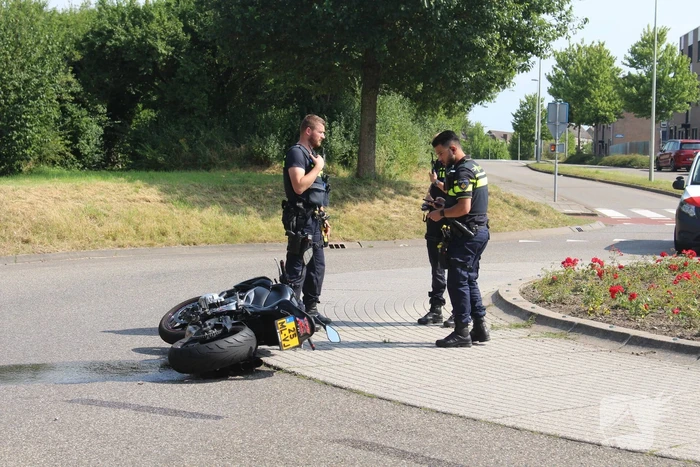 Motorrijder onderuit na aanrijding met automobilist