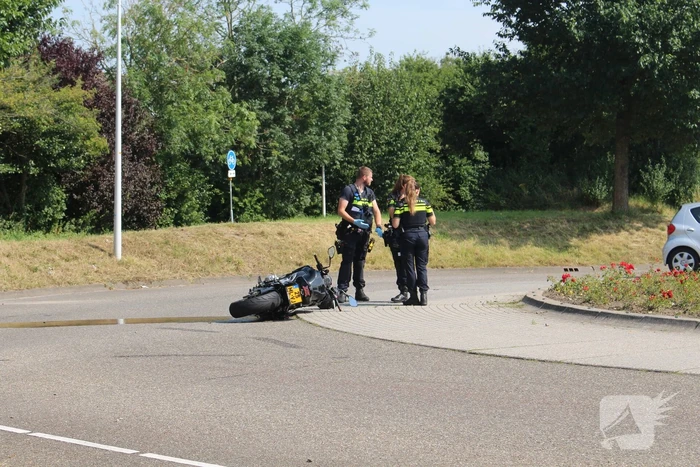 Motorrijder onderuit na aanrijding met automobilist