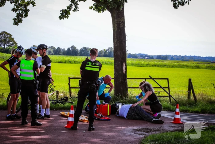 Vrouw slaat om met scootmobiel
