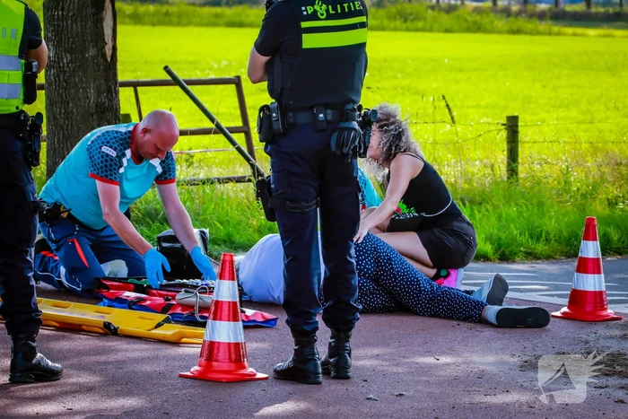 Vrouw slaat om met scootmobiel