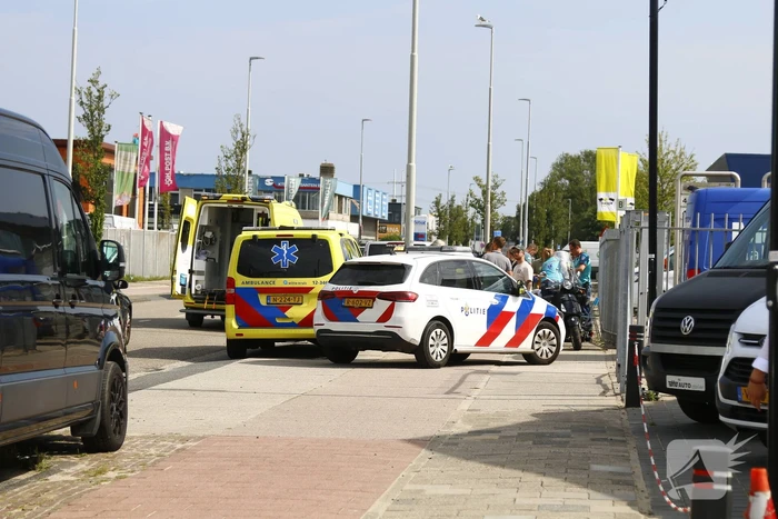 Bestelbus vat scooterrijder