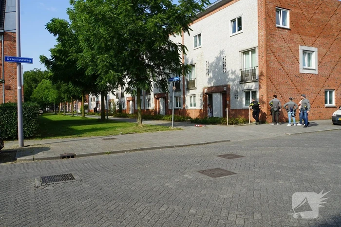 Agenten in kogelwerende vesten en Dienst Speciale Interventies bij inval in woning