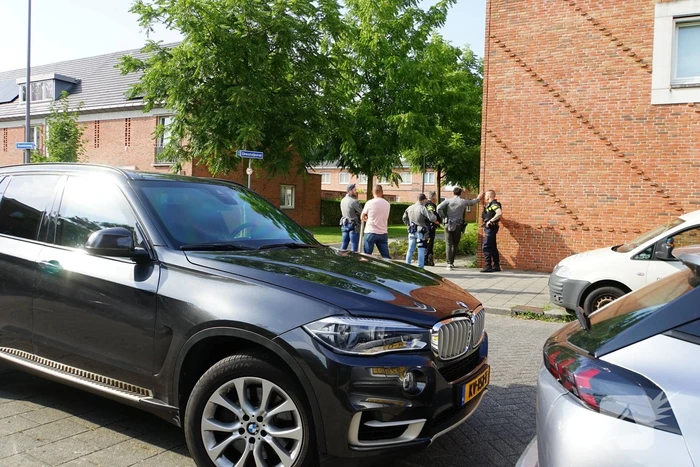 Agenten in kogelwerende vesten en Dienst Speciale Interventies bij inval in woning
