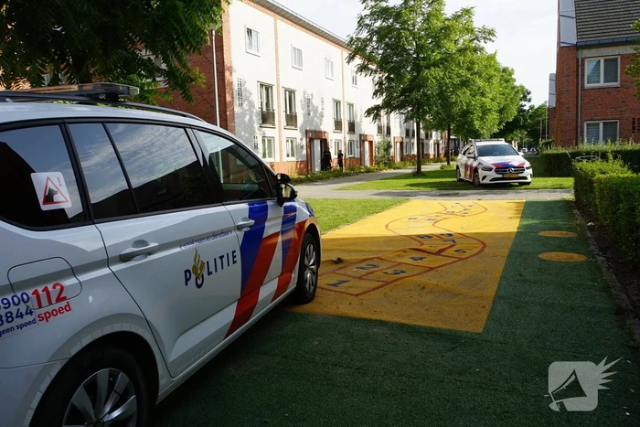 Agenten in kogelwerende vesten en Dienst Speciale Interventies bij inval in woning
