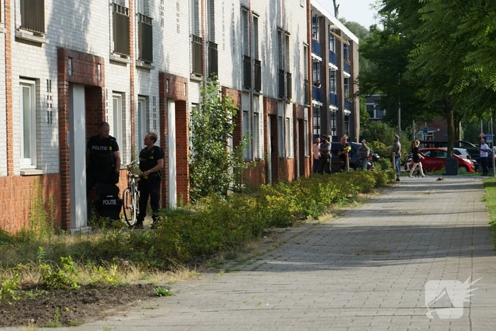 Agenten in kogelwerende vesten en Dienst Speciale Interventies bij inval in woning