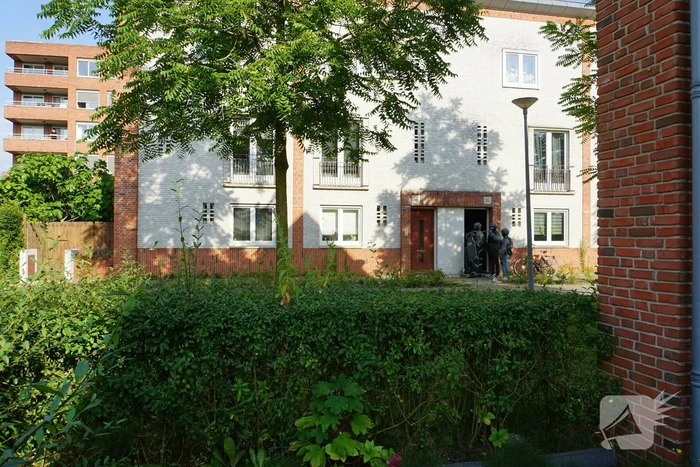 Agenten in kogelwerende vesten en Dienst Speciale Interventies bij inval in woning