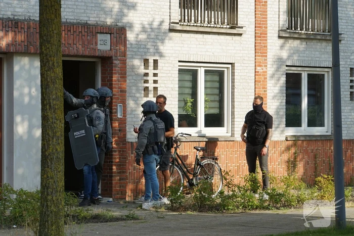 Agenten in kogelwerende vesten en Dienst Speciale Interventies bij inval in woning