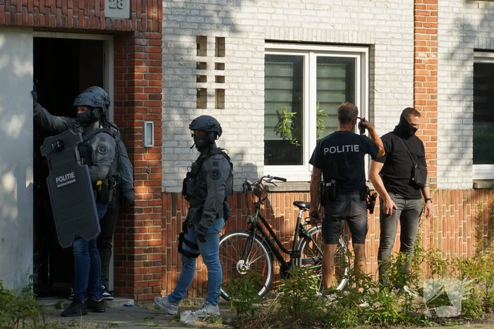 Agenten in kogelwerende vesten en Dienst Speciale Interventies bij inval in woning