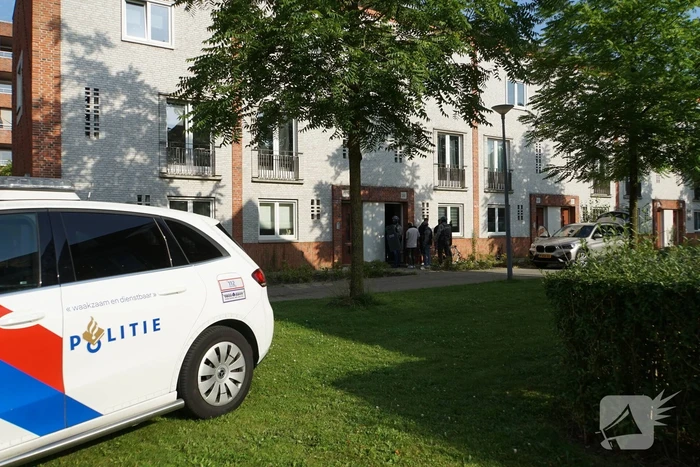 Agenten in kogelwerende vesten en Dienst Speciale Interventies bij inval in woning